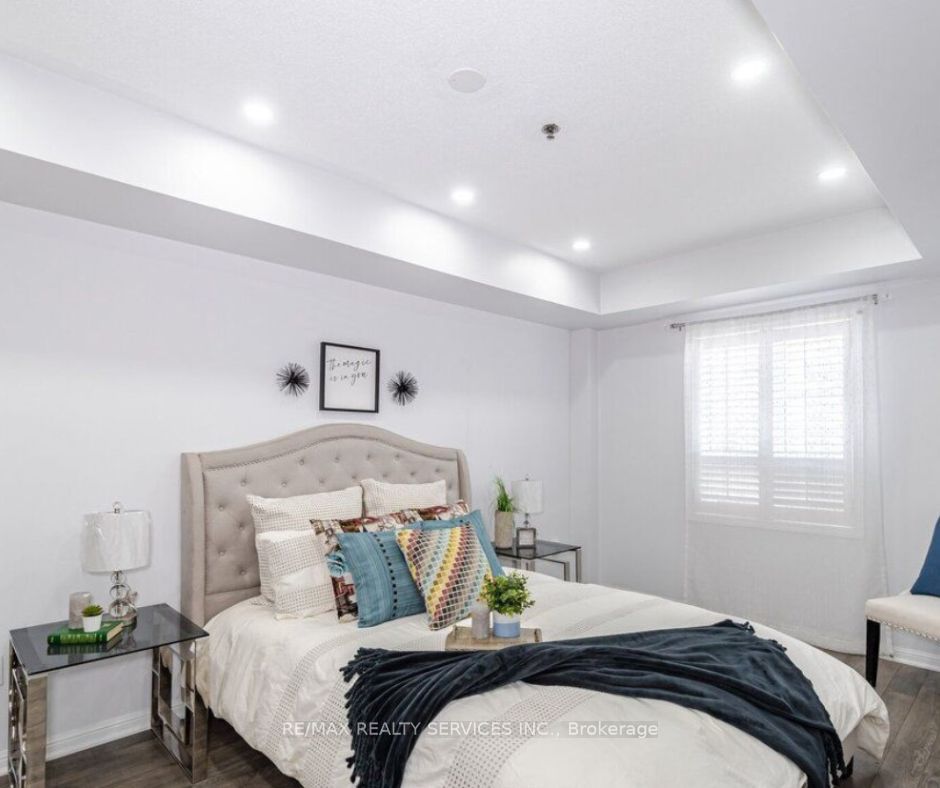 70 Baycliffe Cres, #106