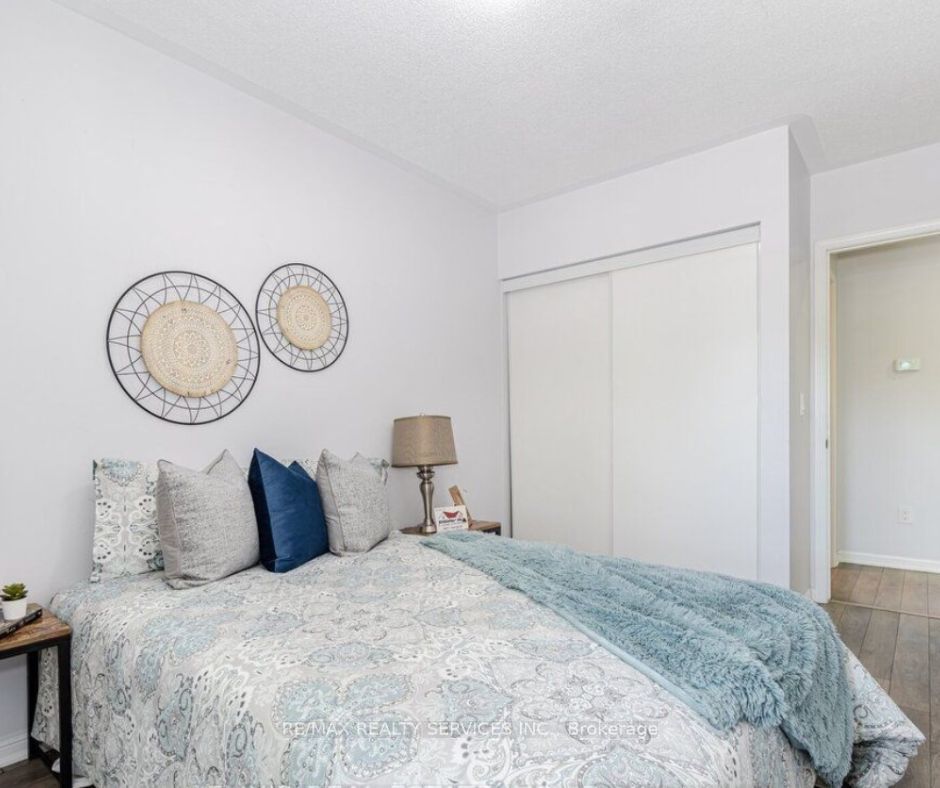 70 Baycliffe Cres, #106
