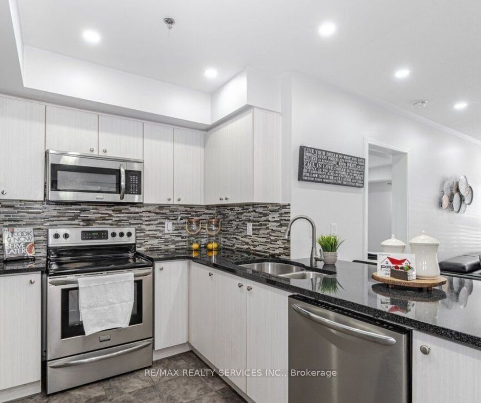 70 Baycliffe Cres, #106