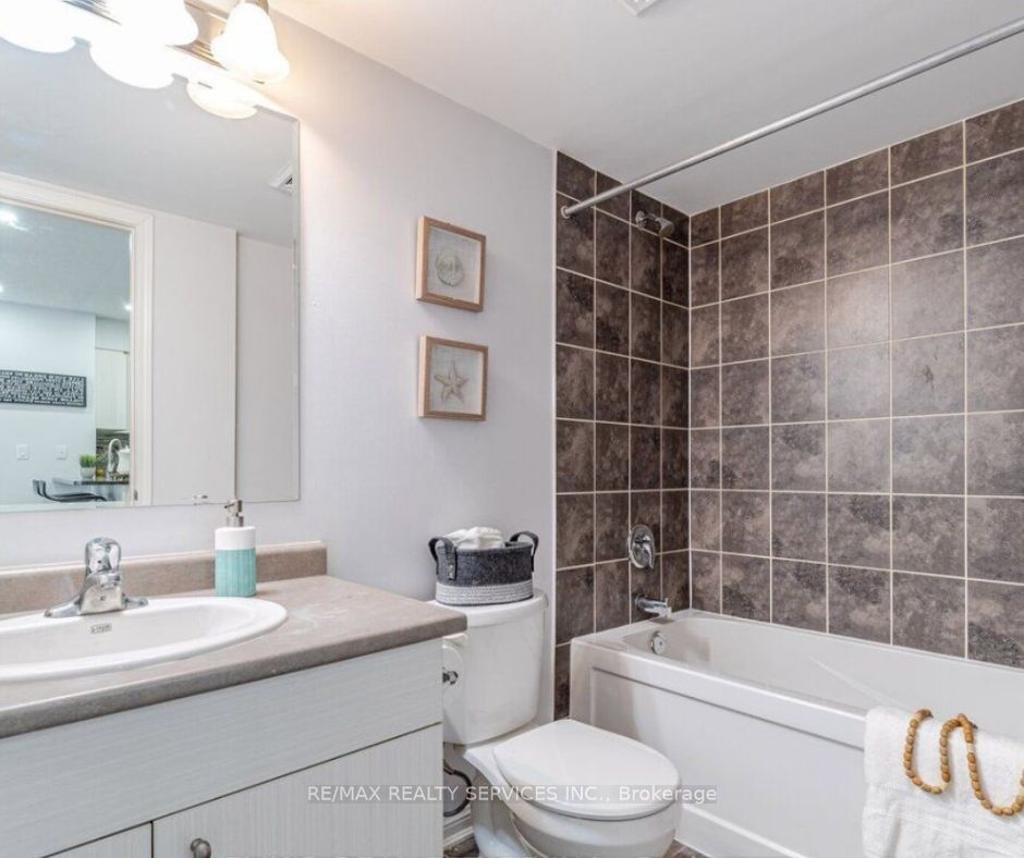 70 Baycliffe Cres, #106