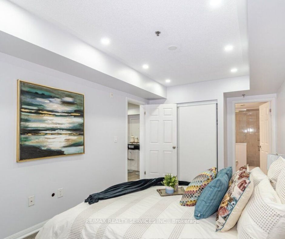 70 Baycliffe Cres, #106