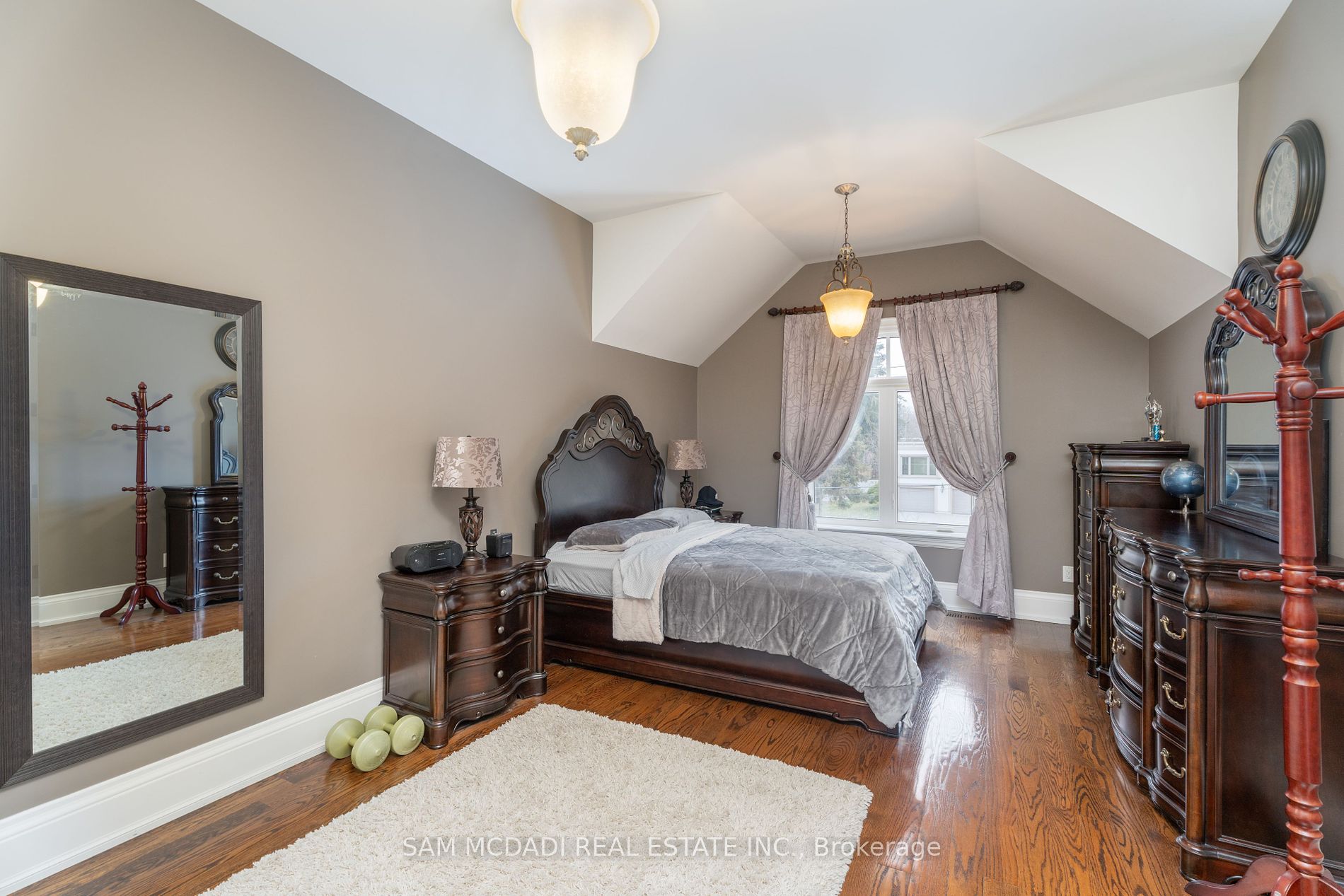 2513 Sharon Crescent