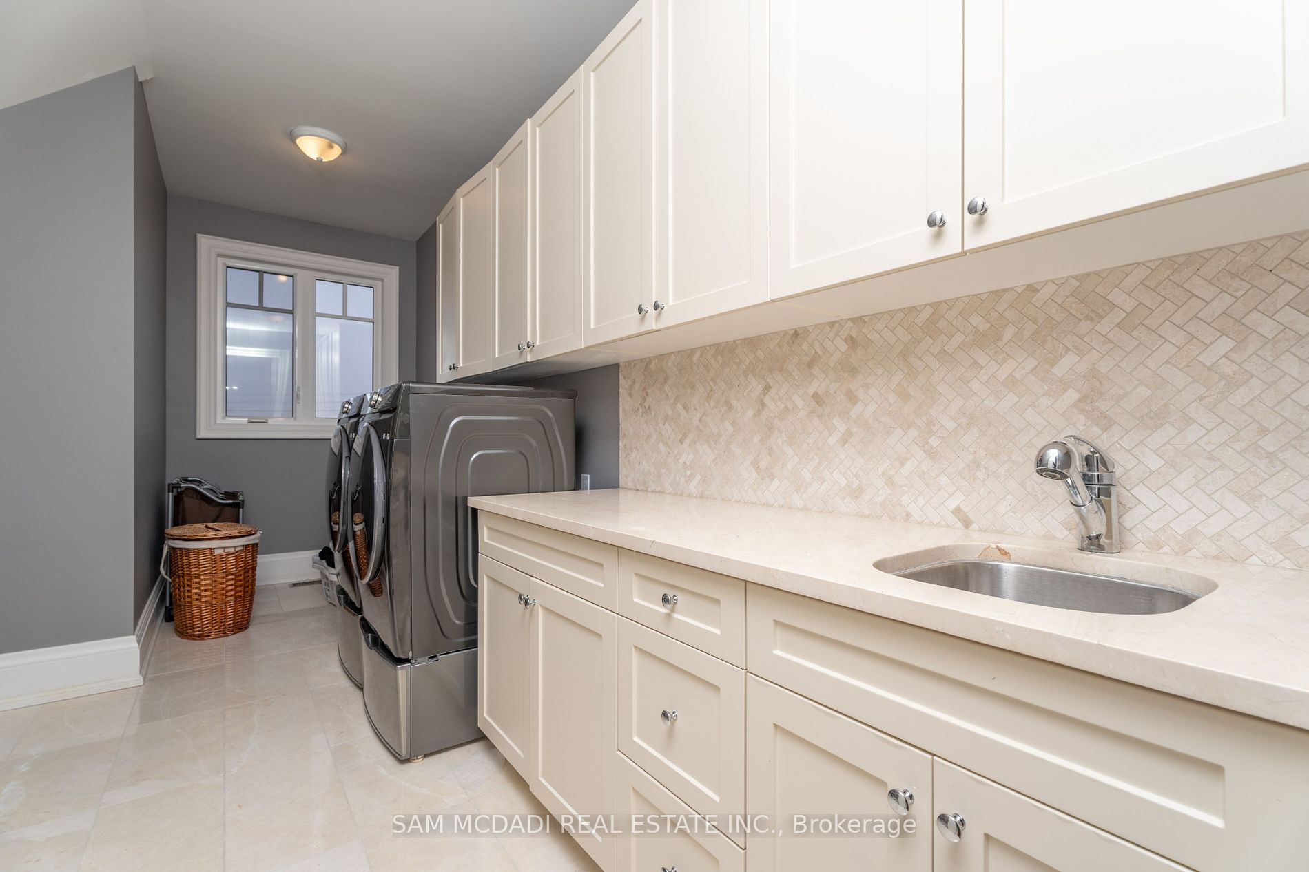 2513 Sharon Crescent