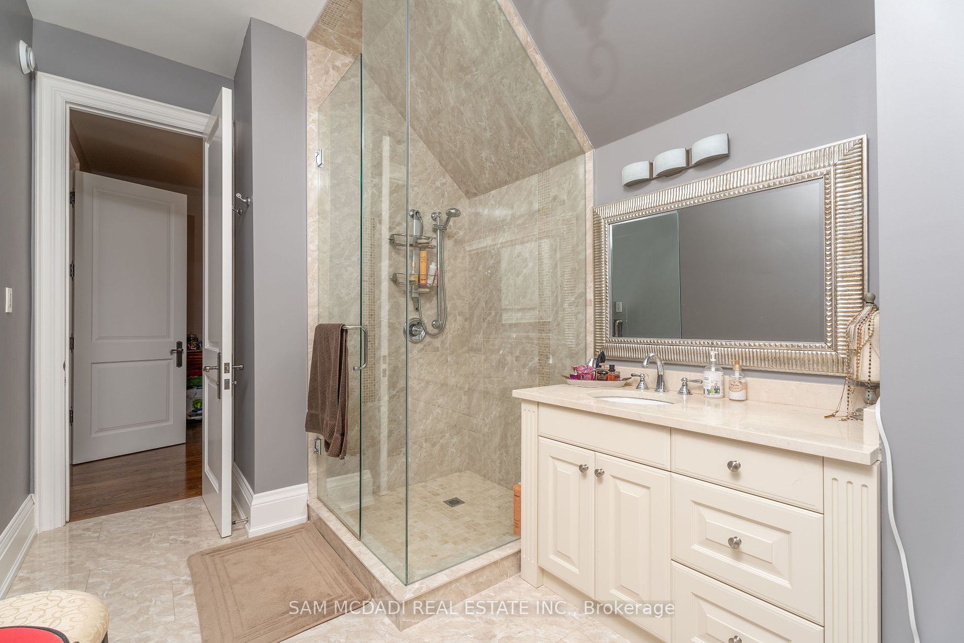 2513 Sharon Crescent
