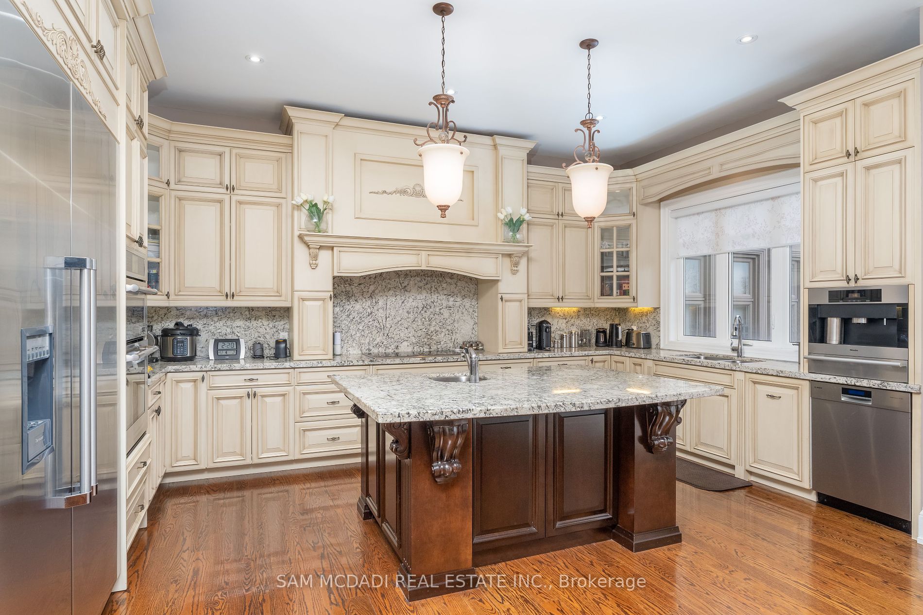 2513 Sharon Crescent