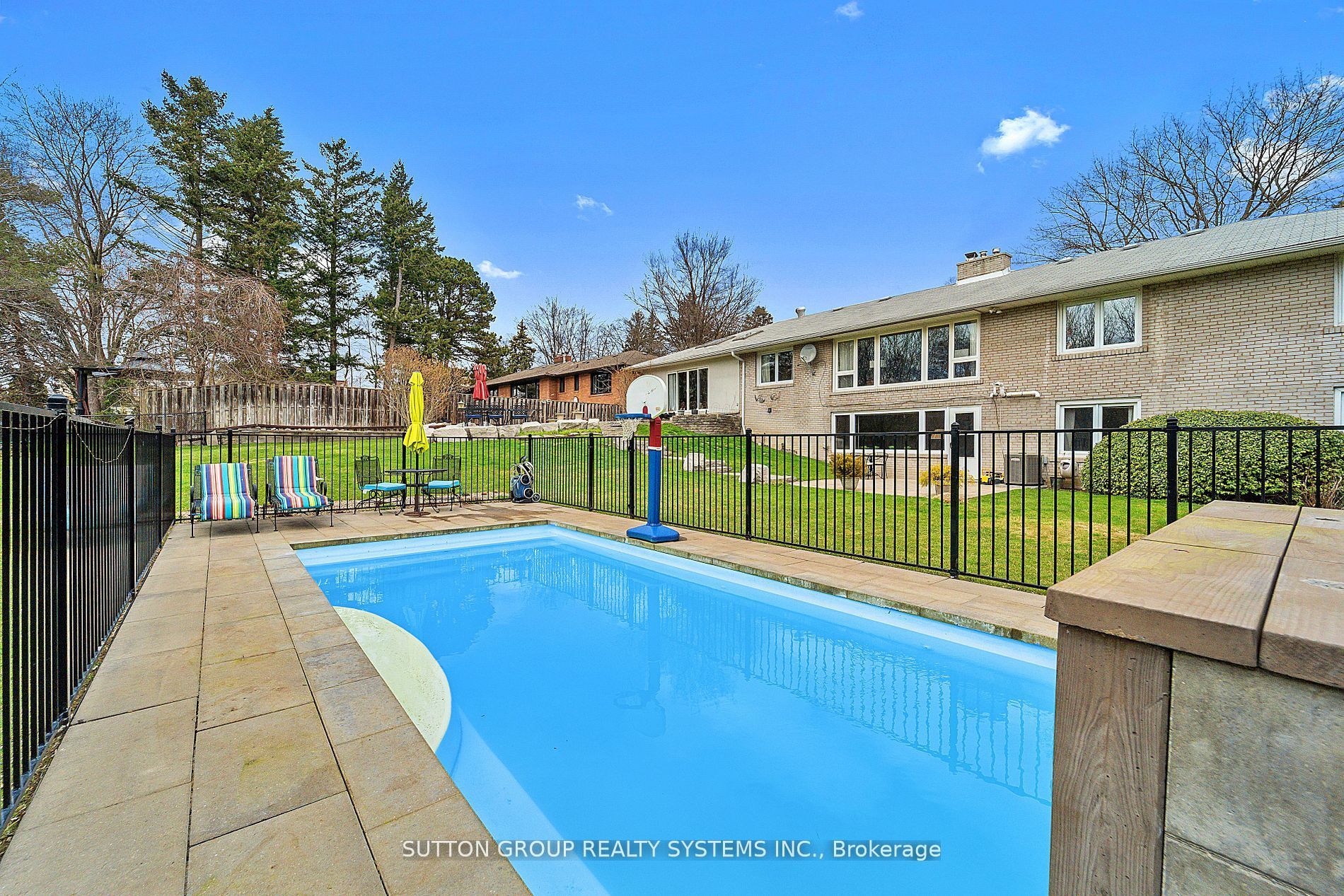 1606 Crediton Parkway E