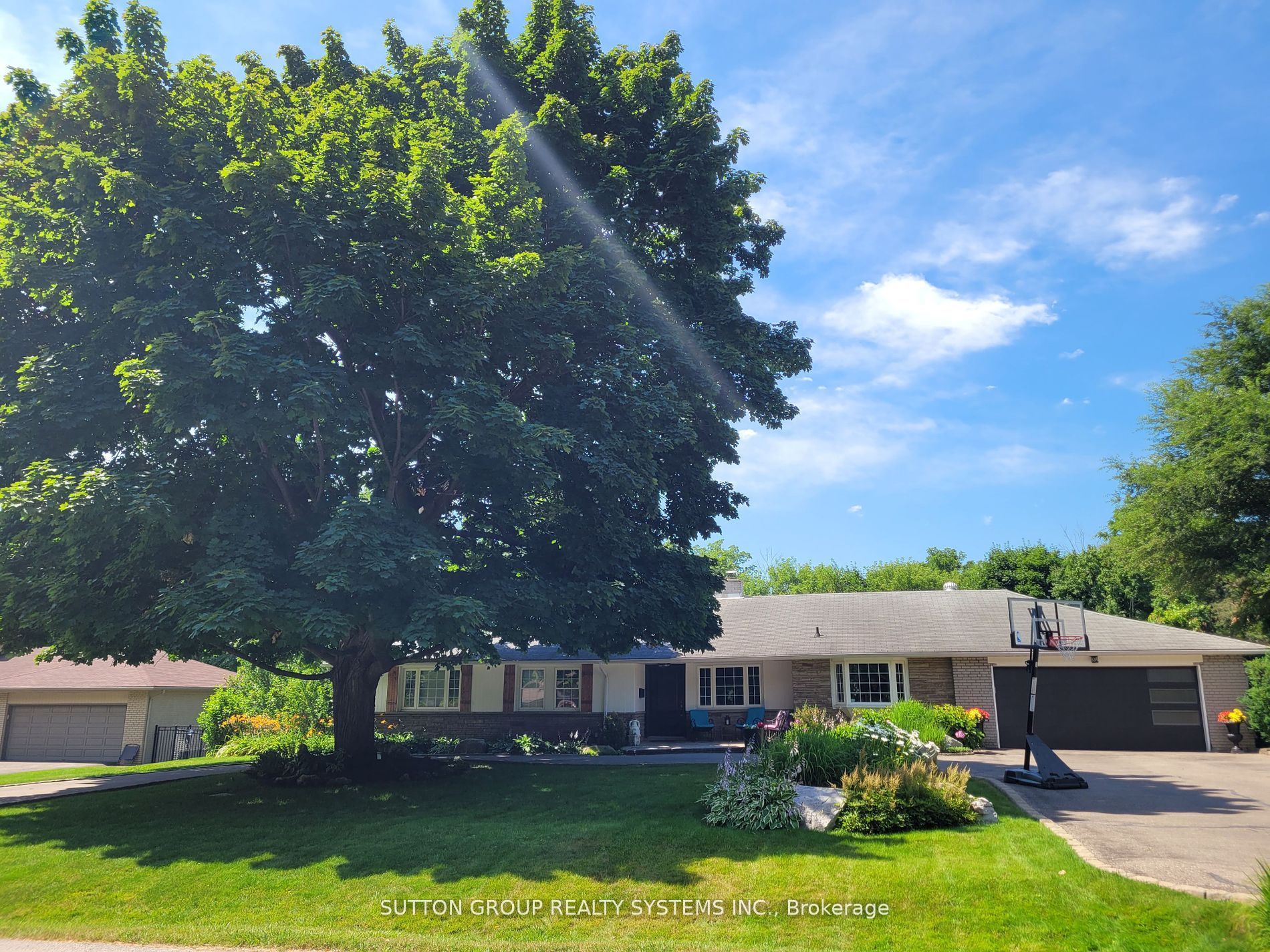 1606 Crediton Parkway E