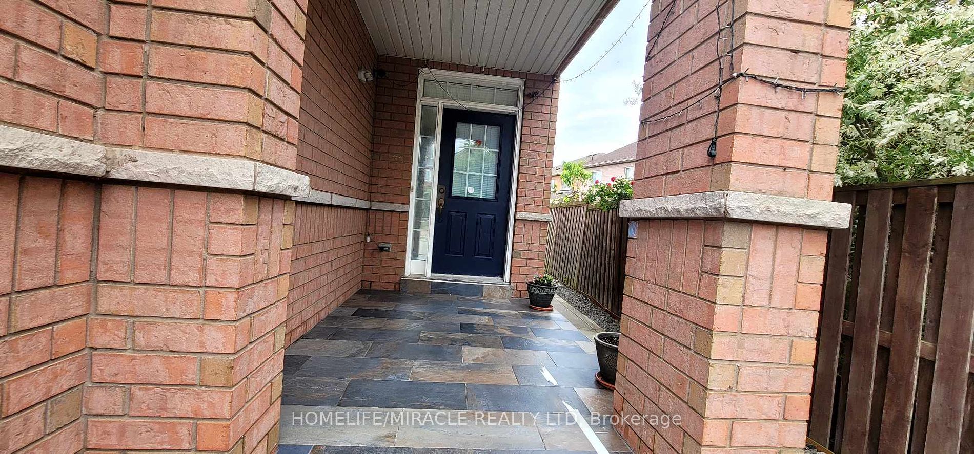 121 Nathaniel Crescent