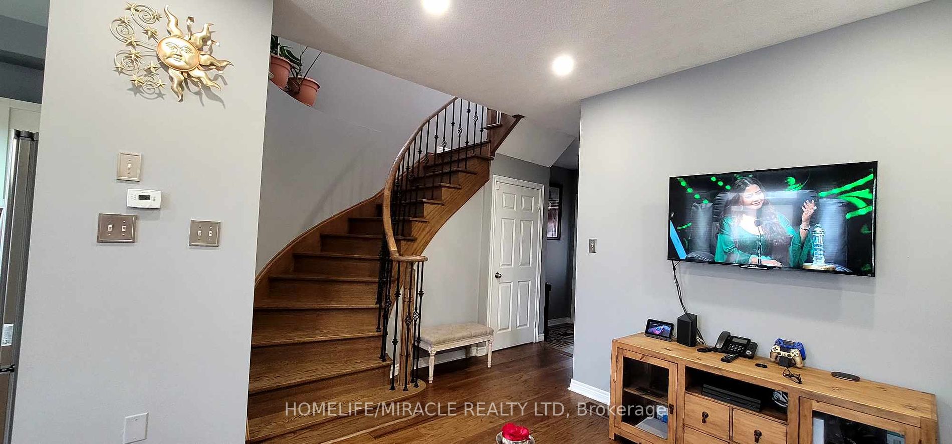 121 Nathaniel Crescent