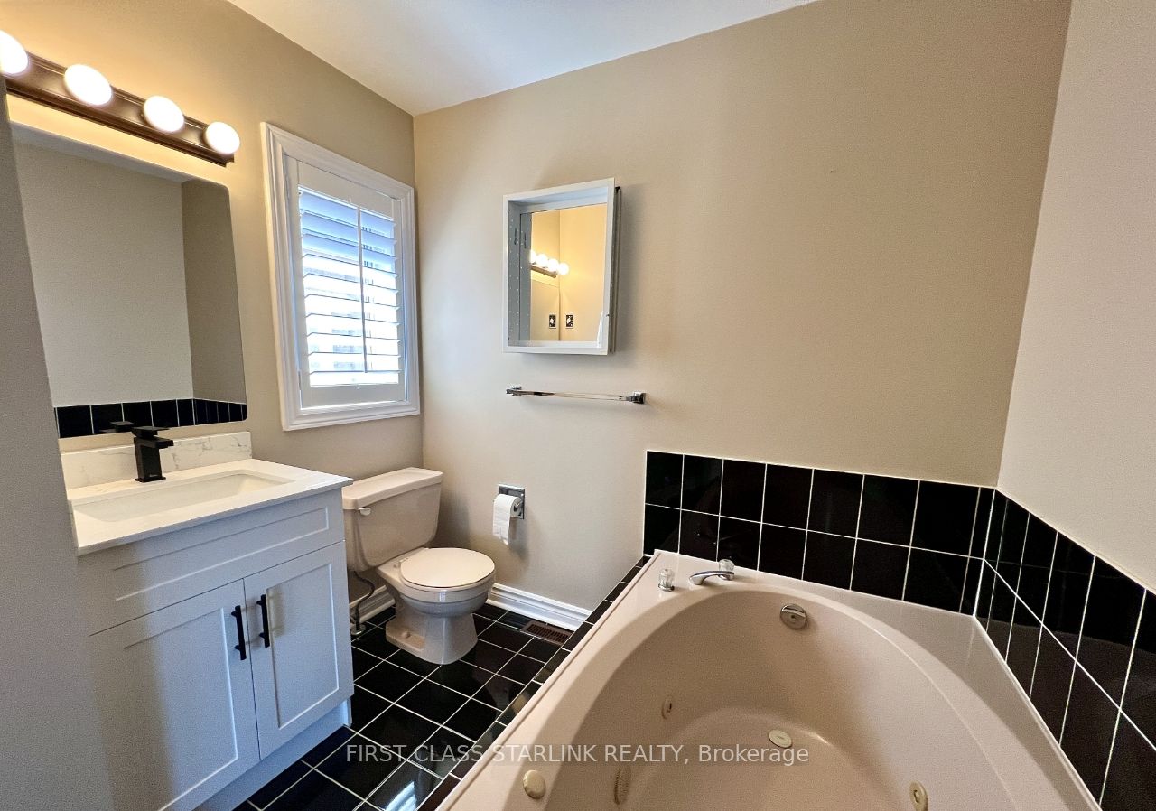 2576 Strathmore Cres