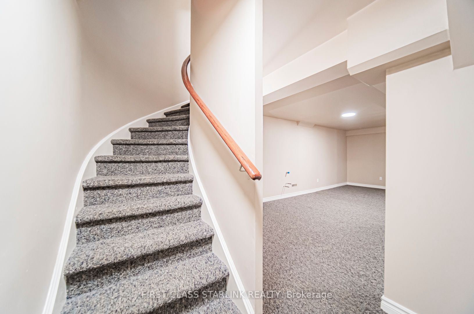 2576 Strathmore Cres