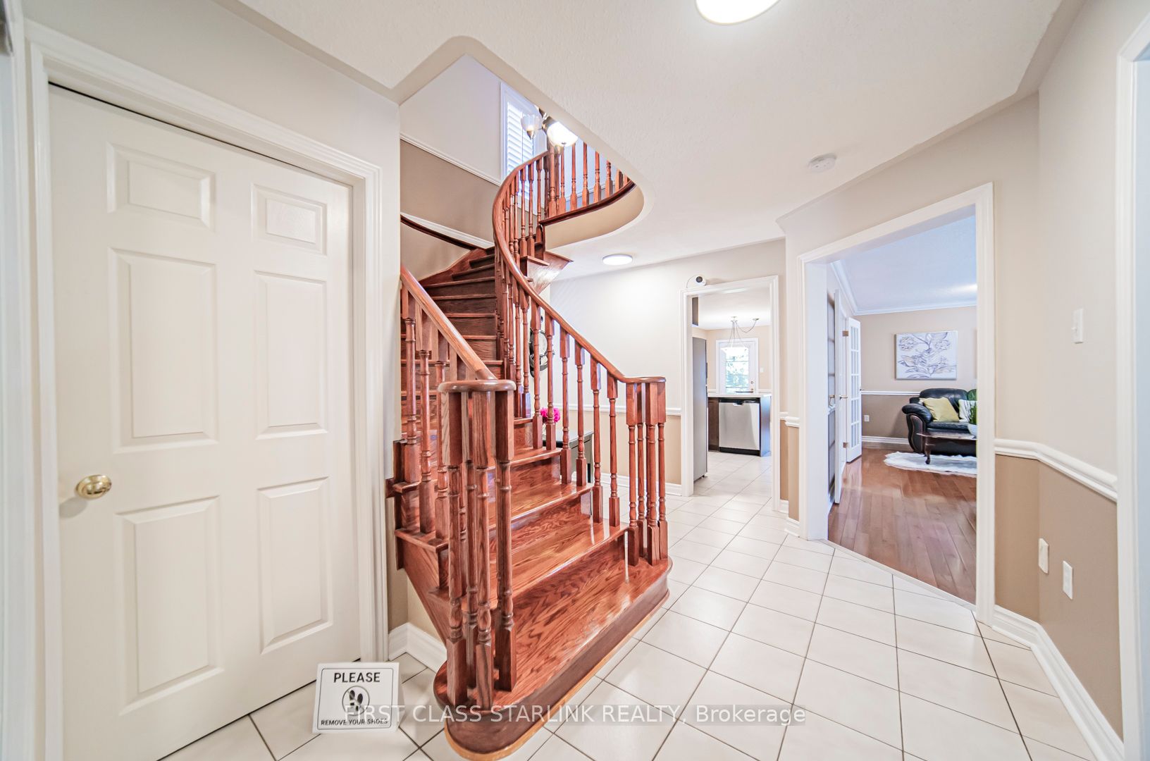 2576 Strathmore Cres
