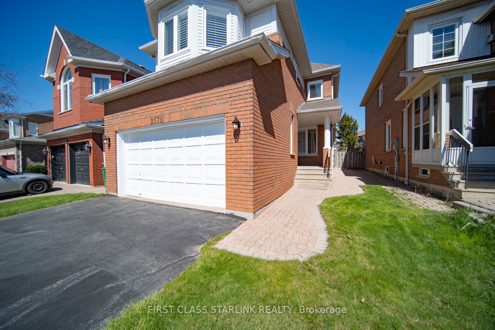 2576 Strathmore Cres