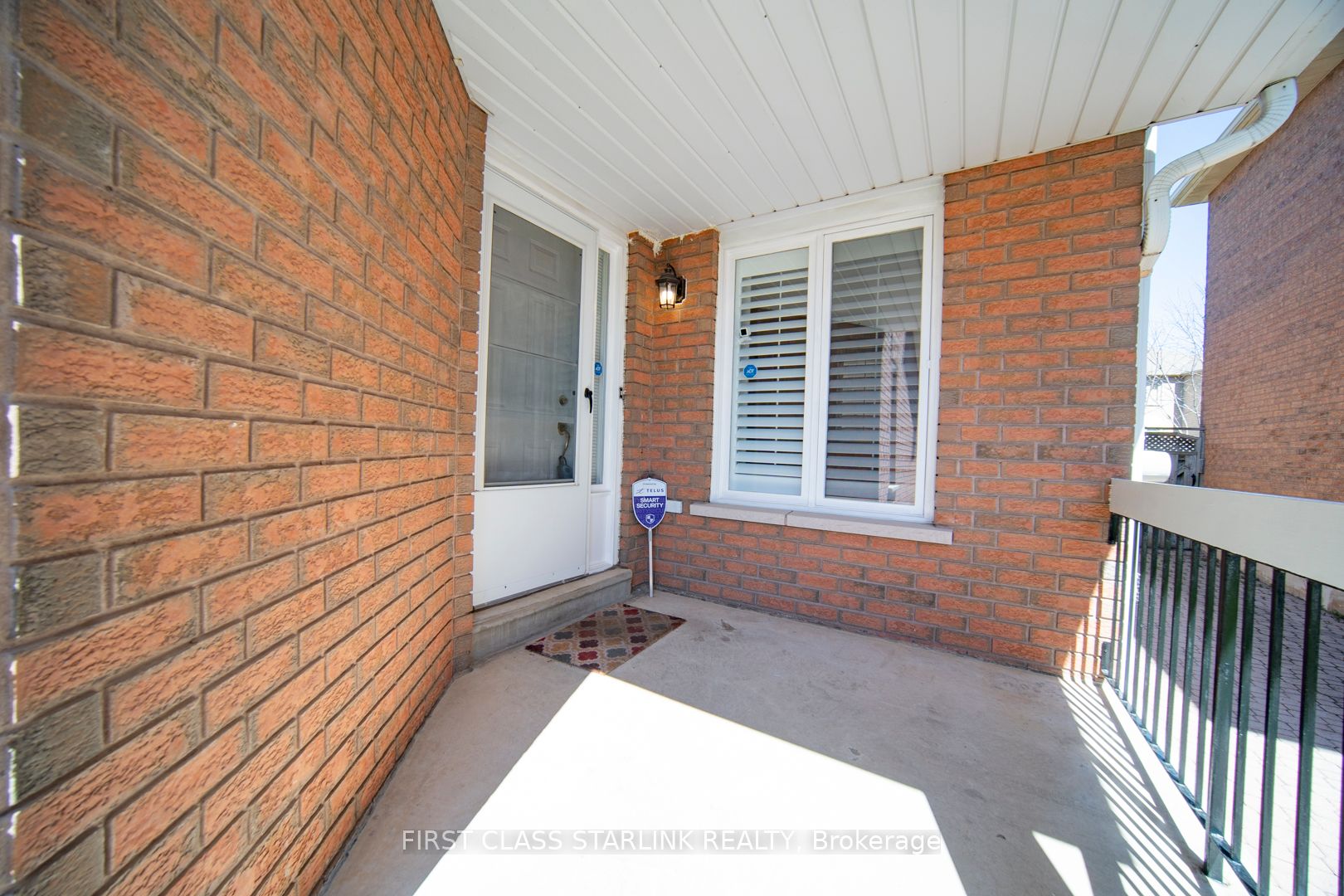 2576 Strathmore Cres