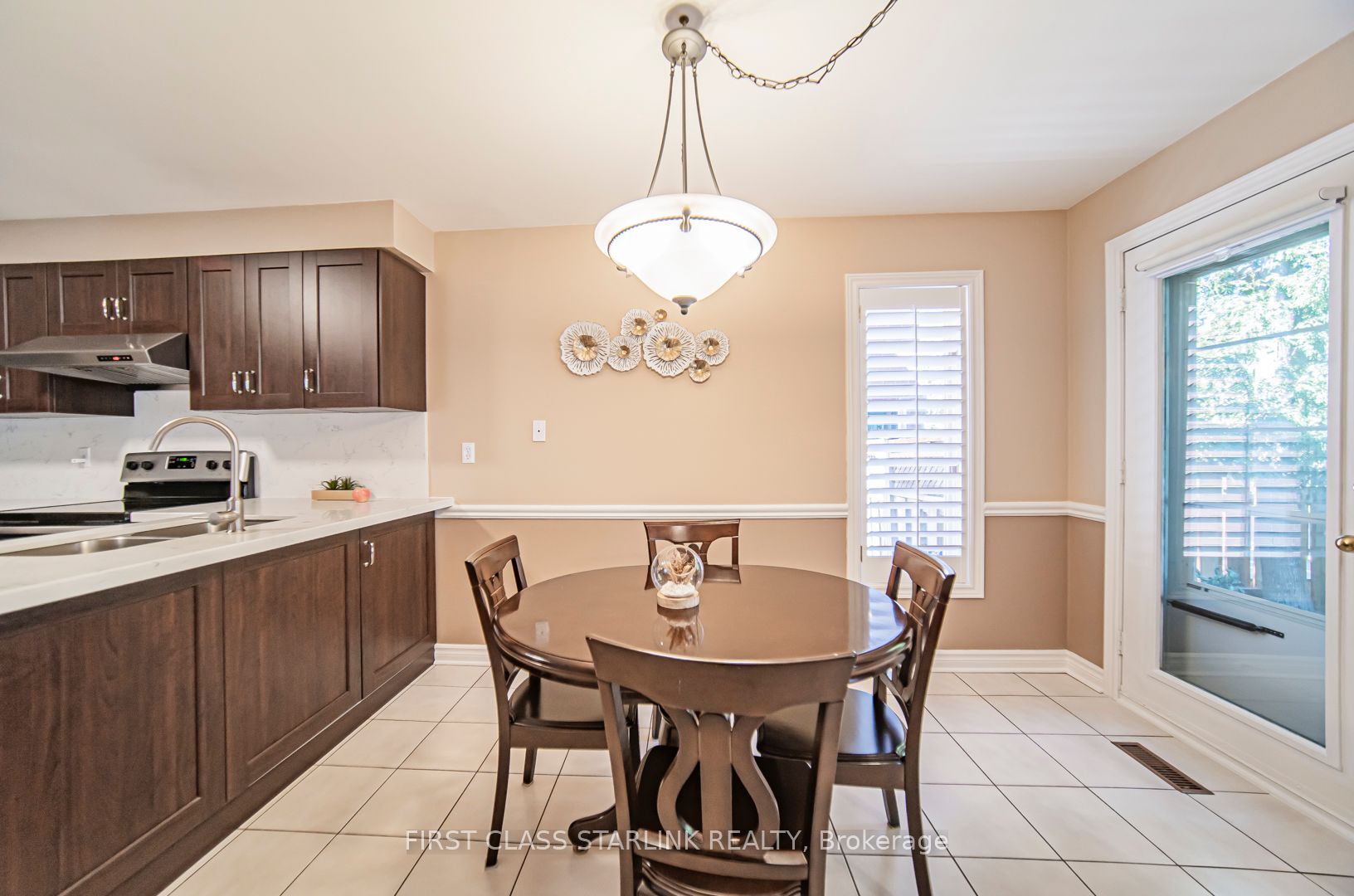 2576 Strathmore Cres