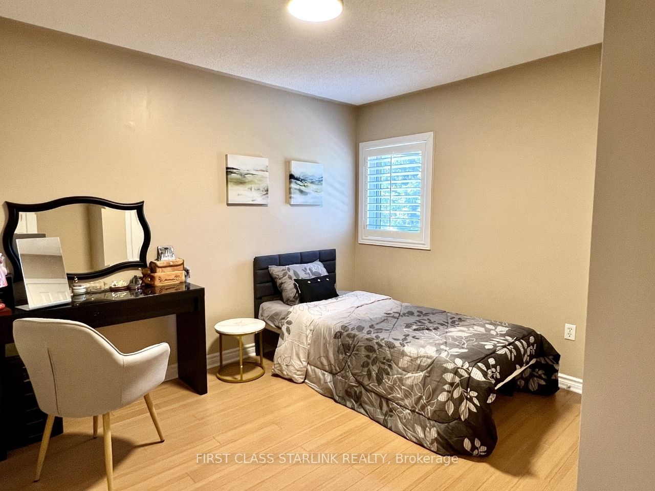 2576 Strathmore Cres