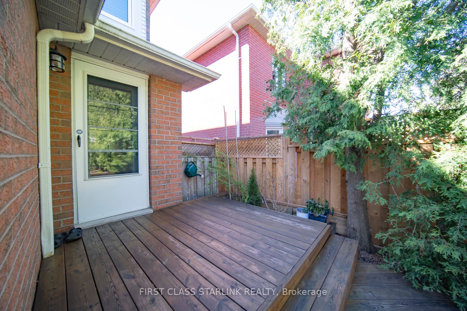 2576 Strathmore Cres
