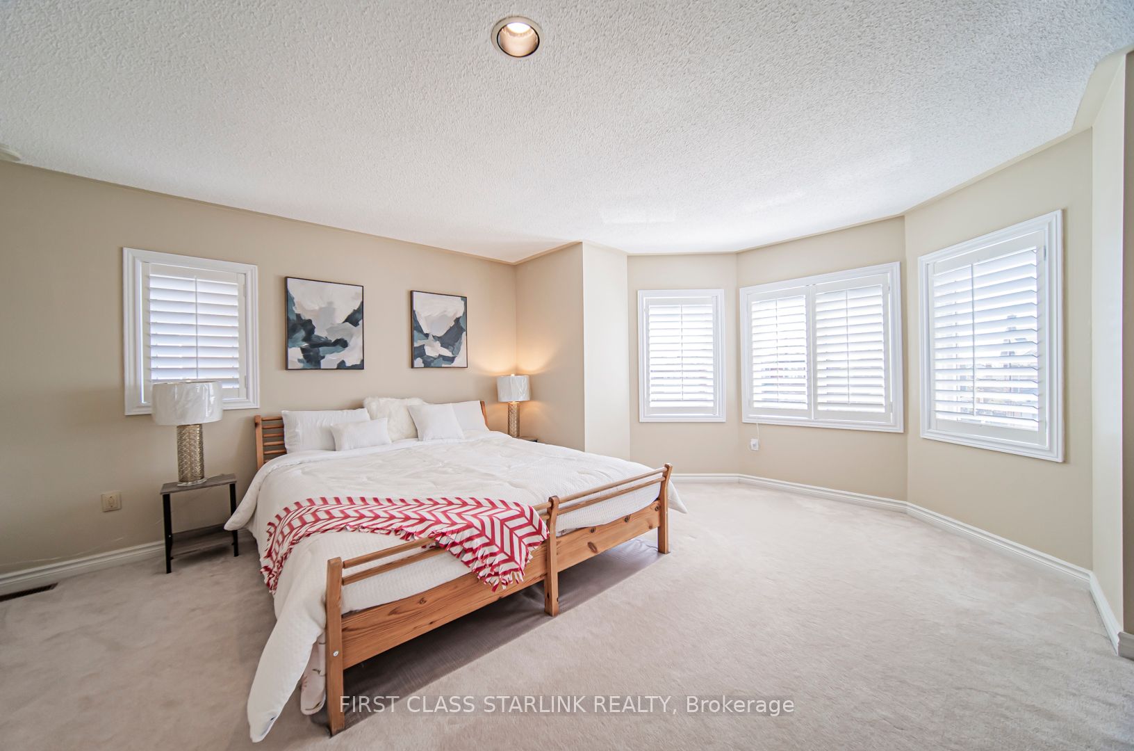 2576 Strathmore Cres