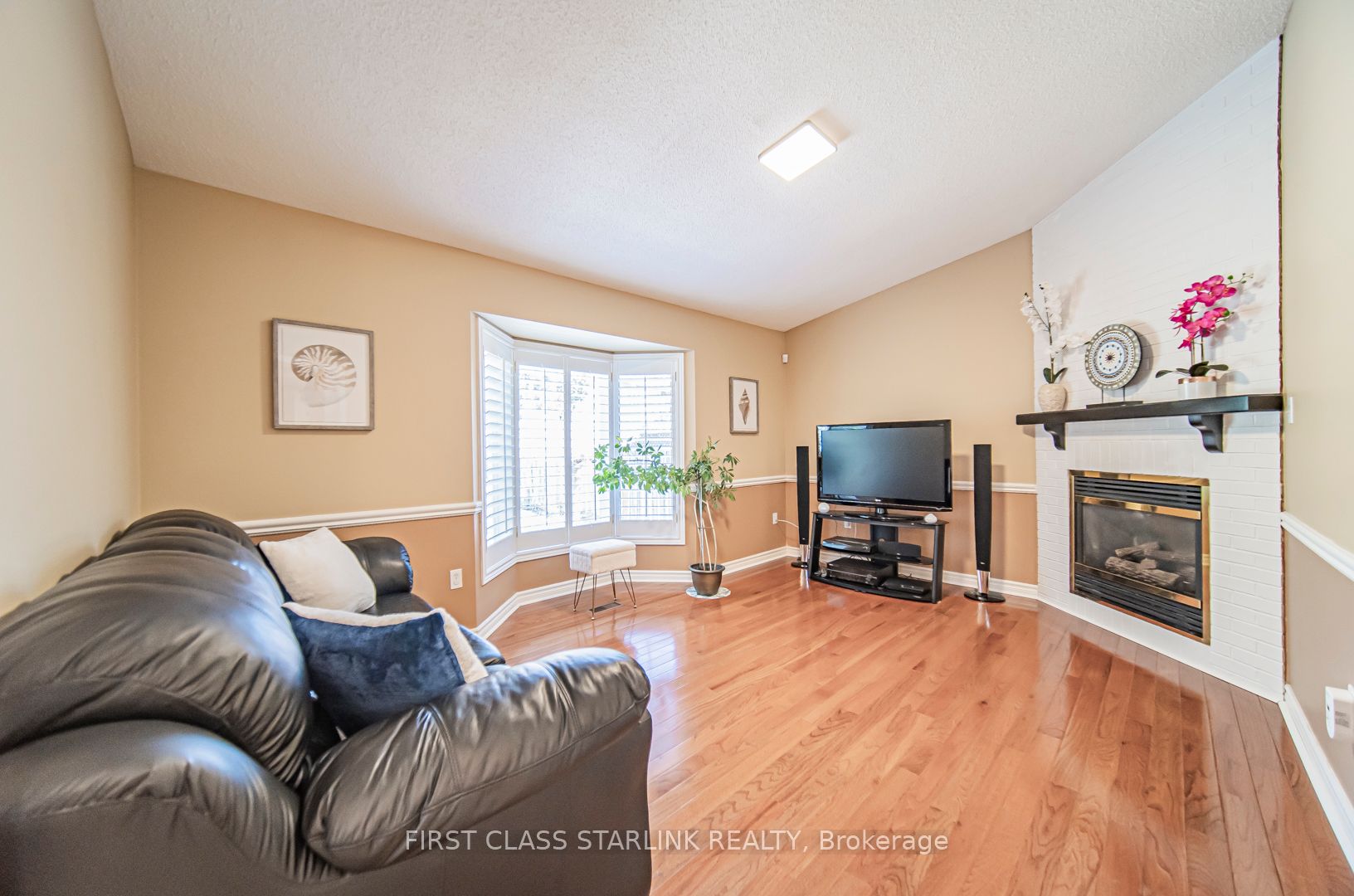 2576 Strathmore Cres