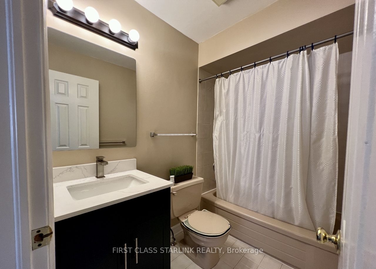 2576 Strathmore Cres