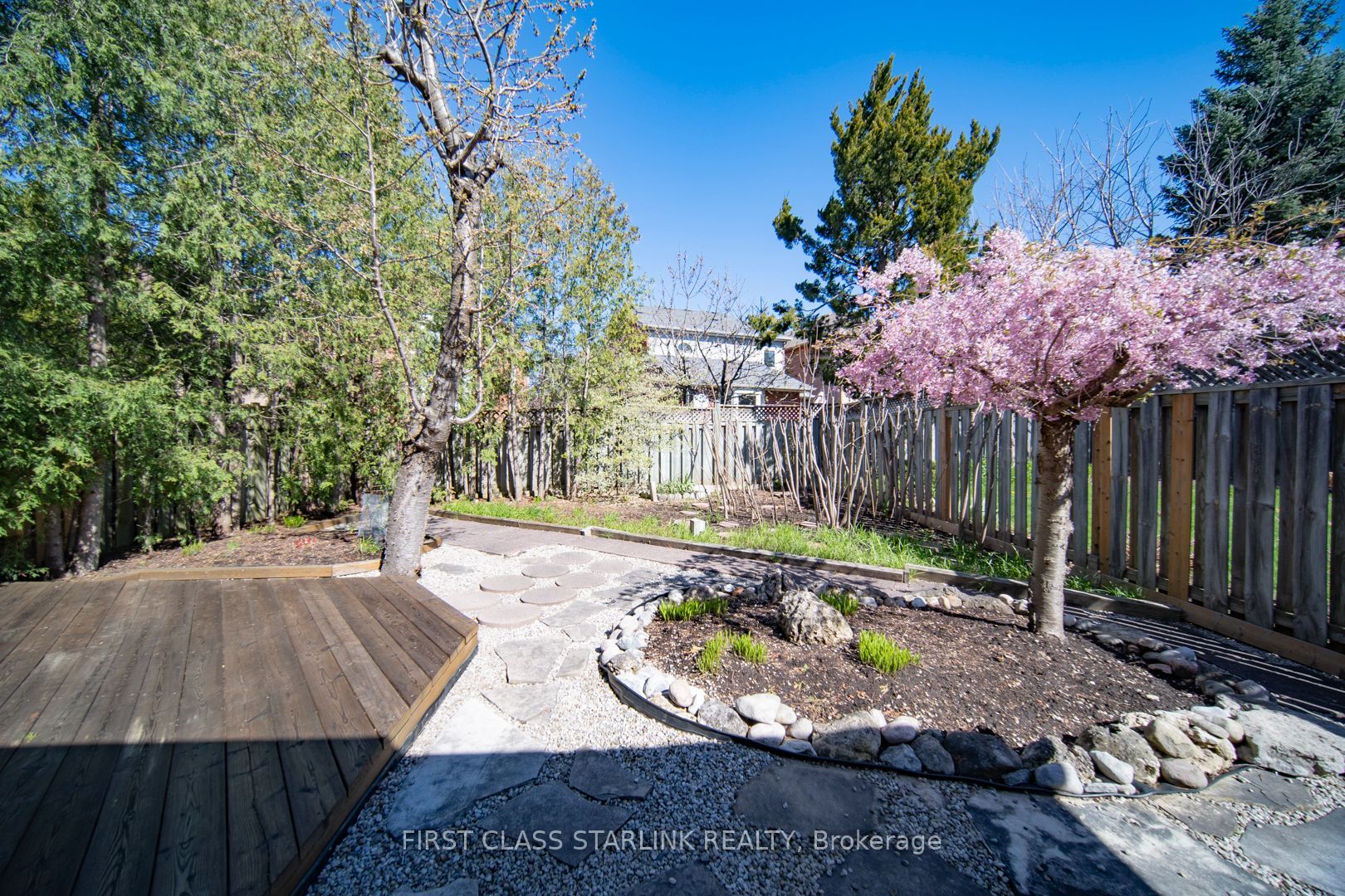 2576 Strathmore Cres