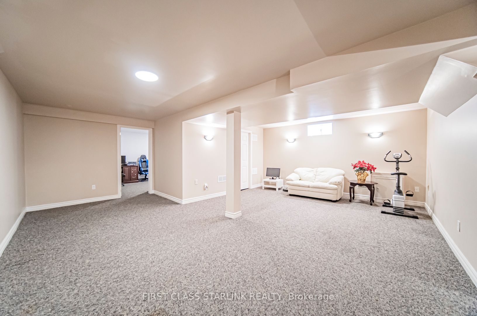 2576 Strathmore Cres
