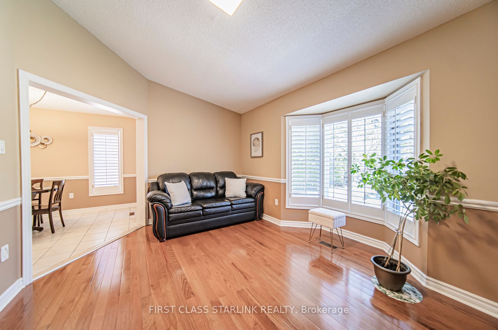2576 Strathmore Cres