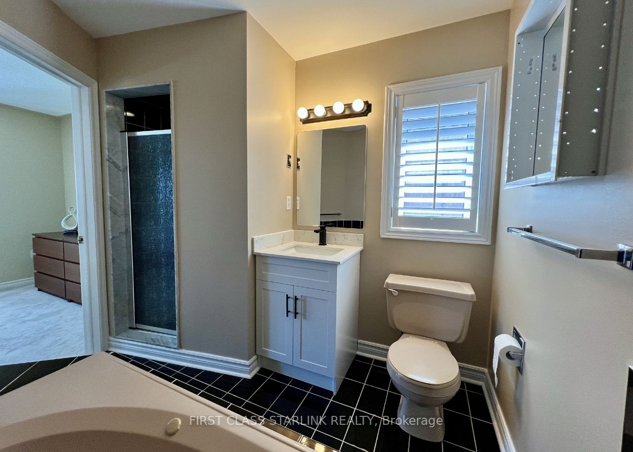 2576 Strathmore Cres