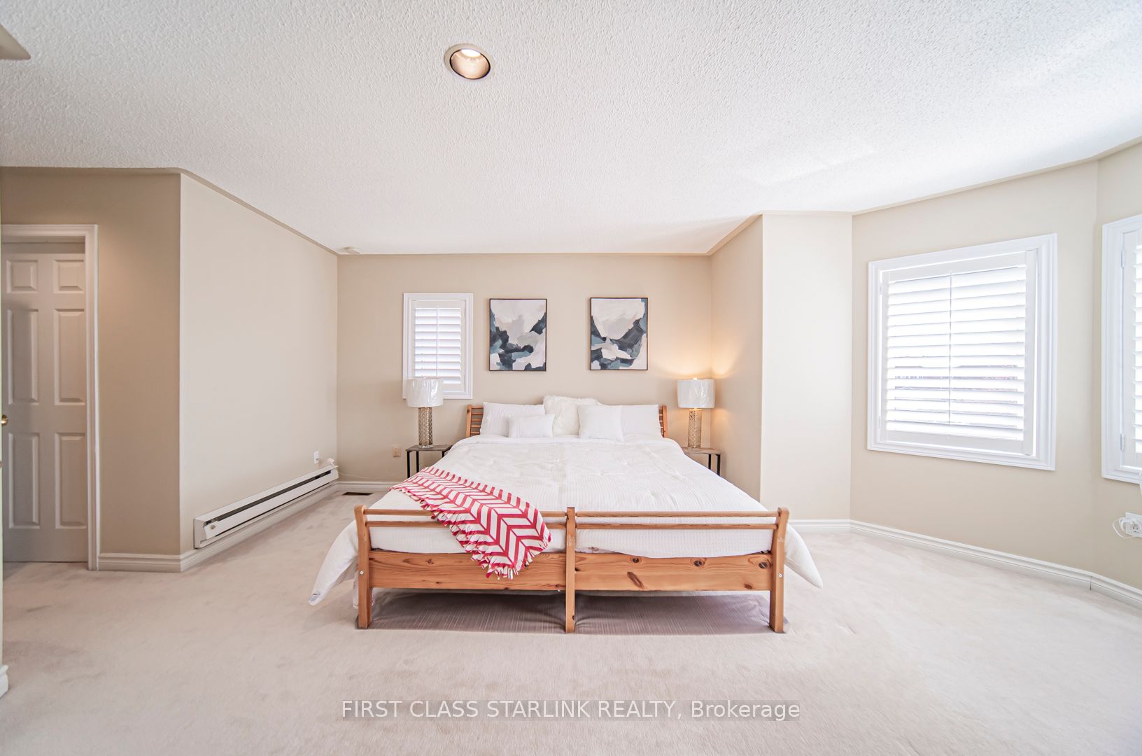2576 Strathmore Cres