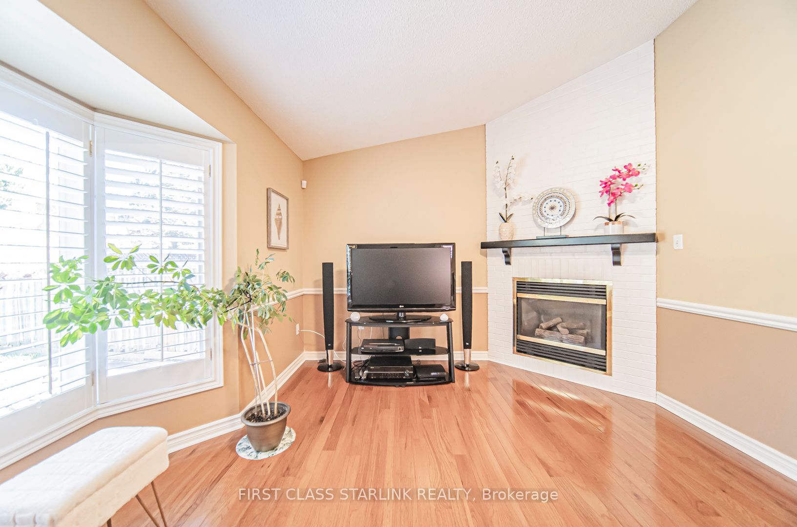 2576 Strathmore Cres