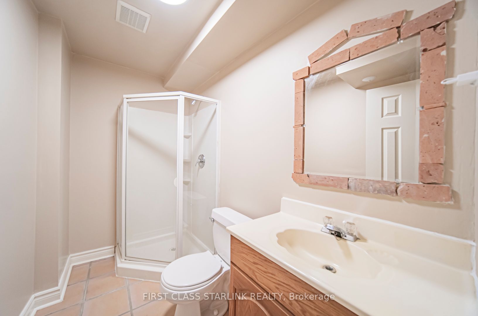 2576 Strathmore Cres