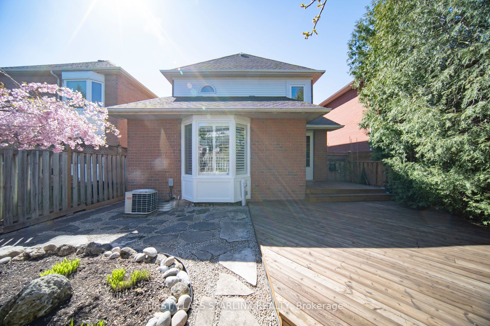 2576 Strathmore Cres
