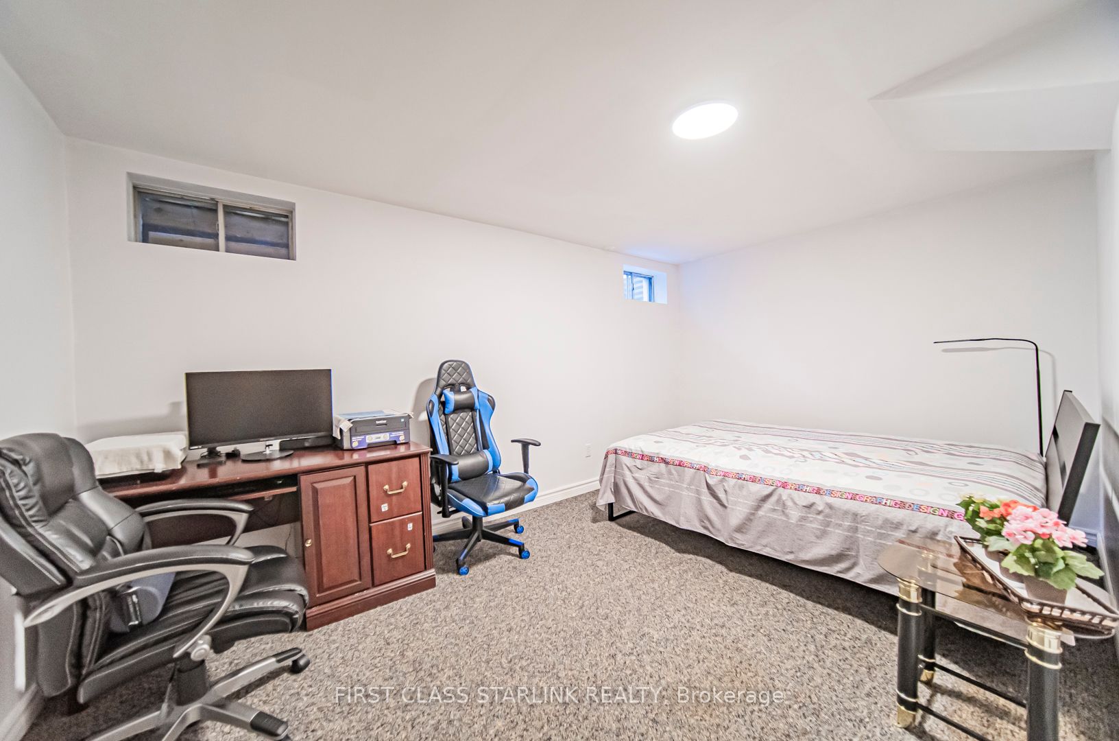 2576 Strathmore Cres