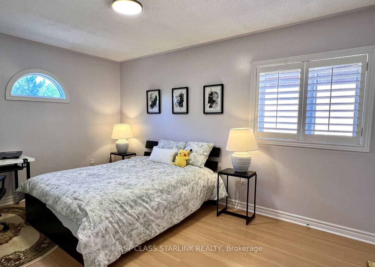 2576 Strathmore Cres