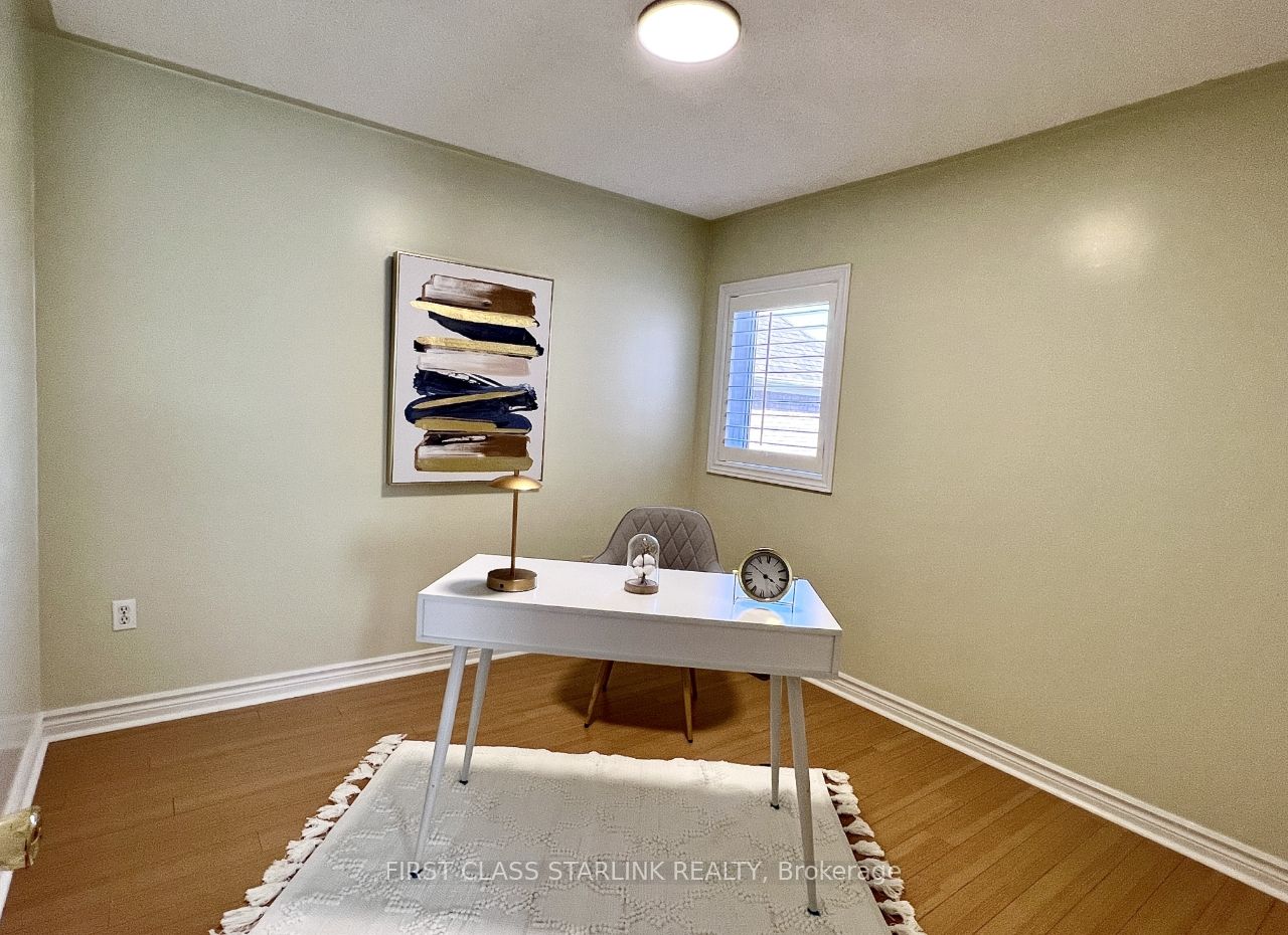 2576 Strathmore Cres