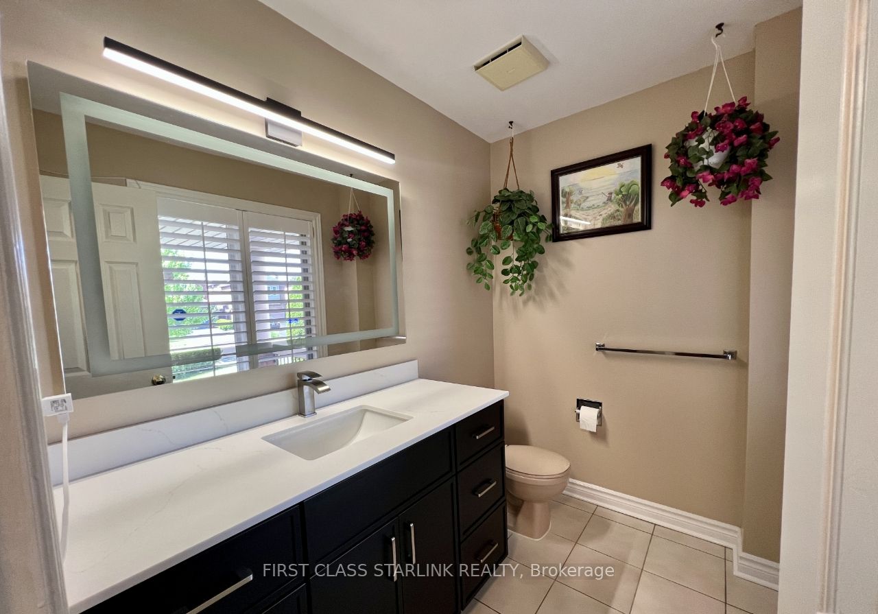 2576 Strathmore Cres