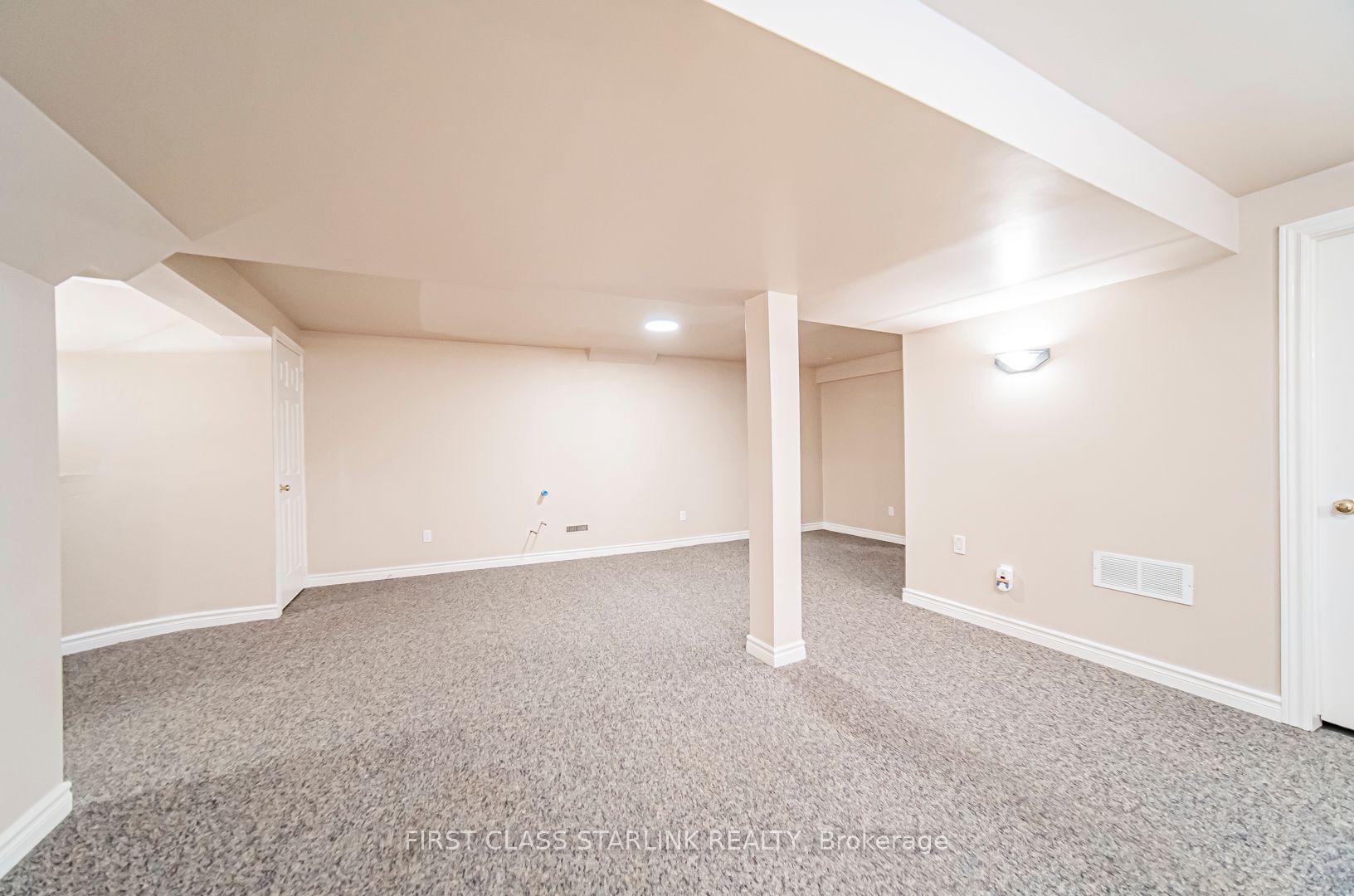 2576 Strathmore Cres