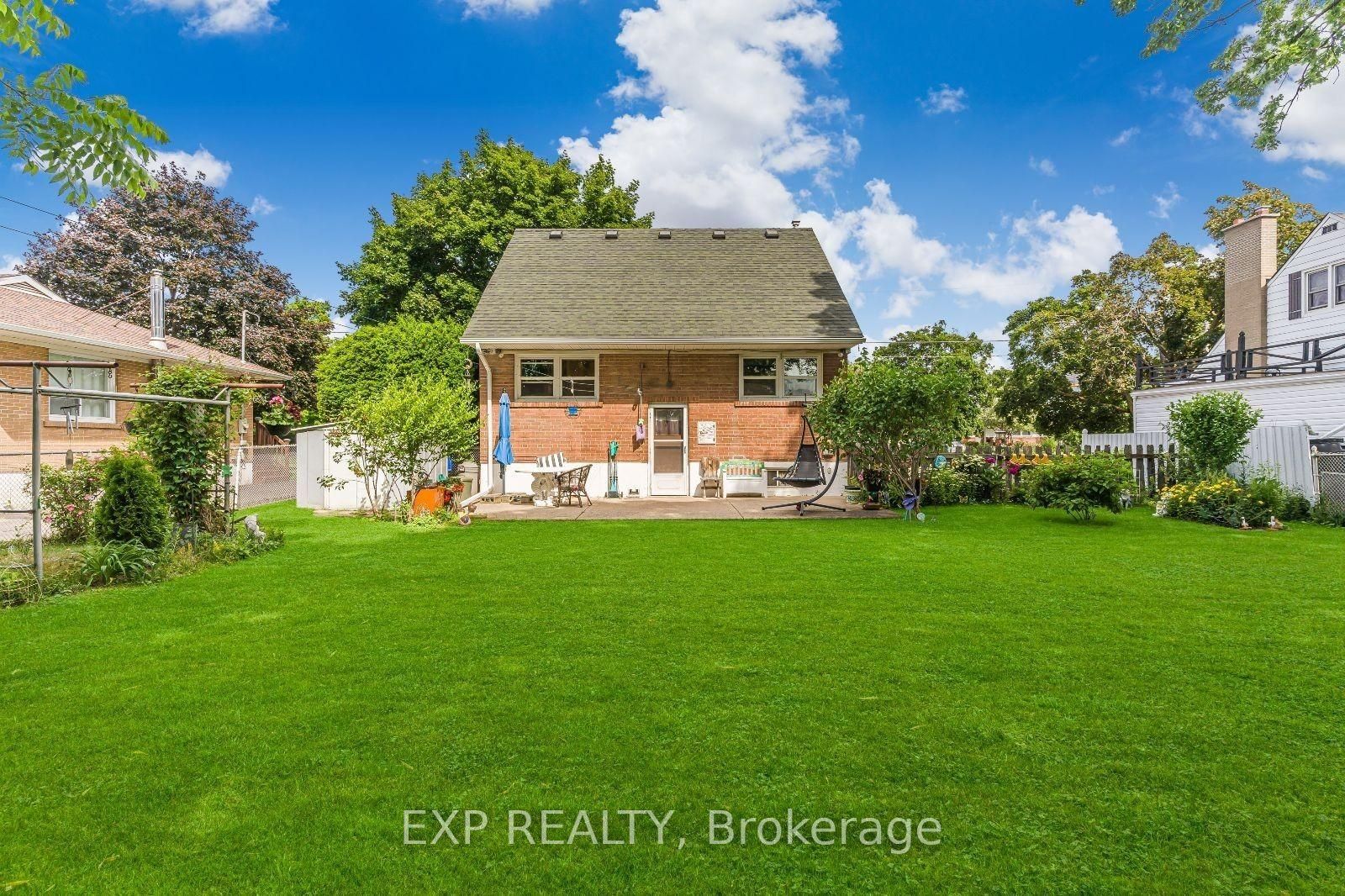 215 Elmwood Crescent