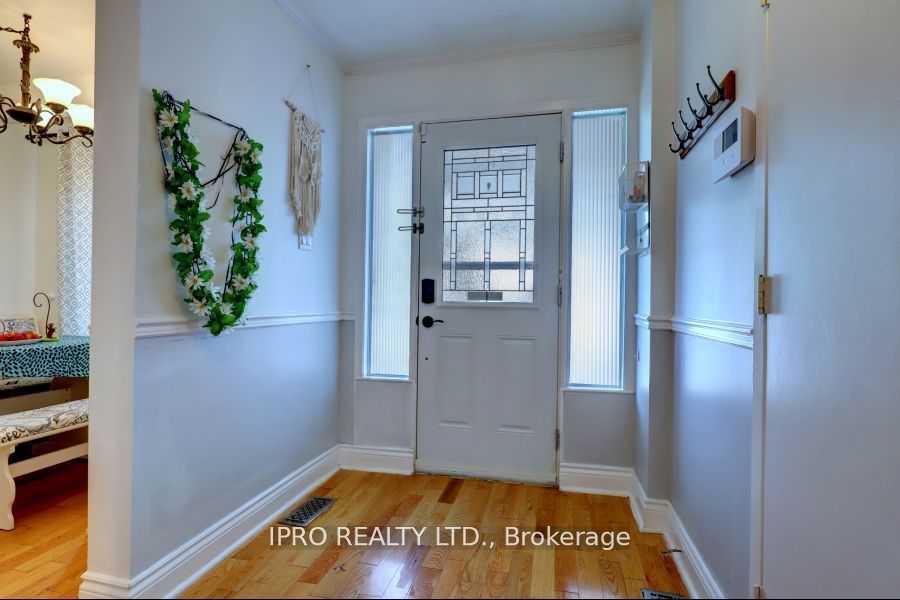 738 Briar Cres