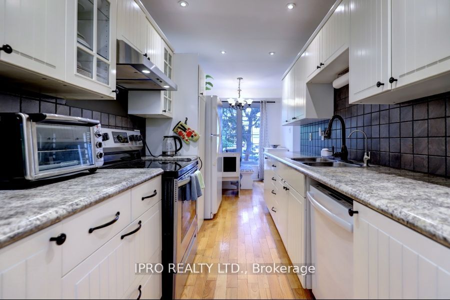 738 Briar Cres