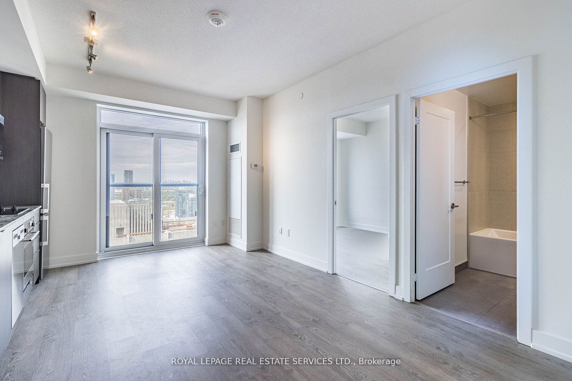 9 Mabelle Ave, #3326