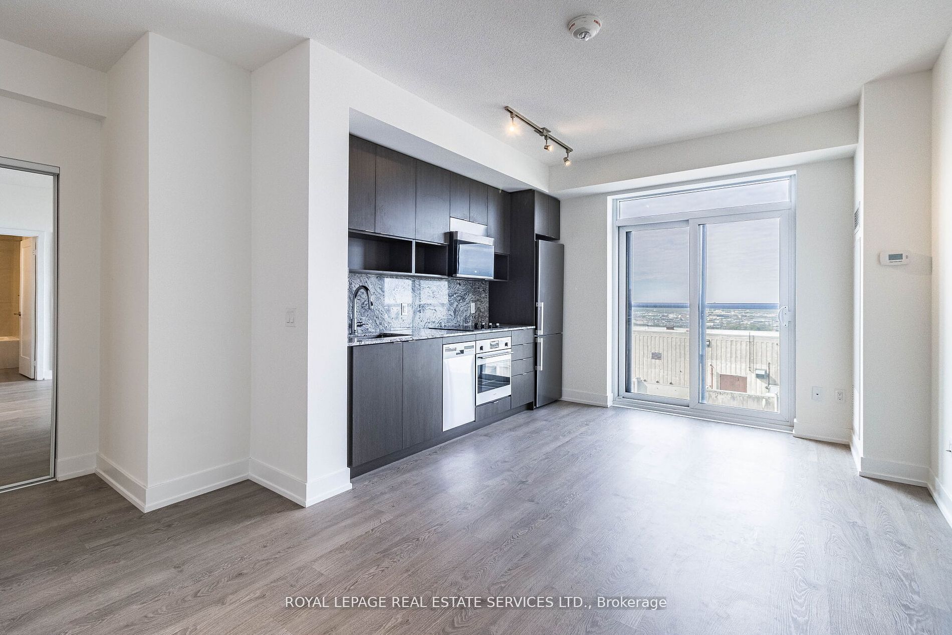 9 Mabelle Ave, #3326