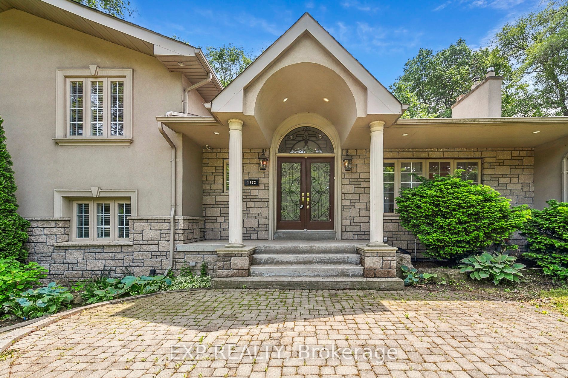 1572 KNARESWOOD Dr