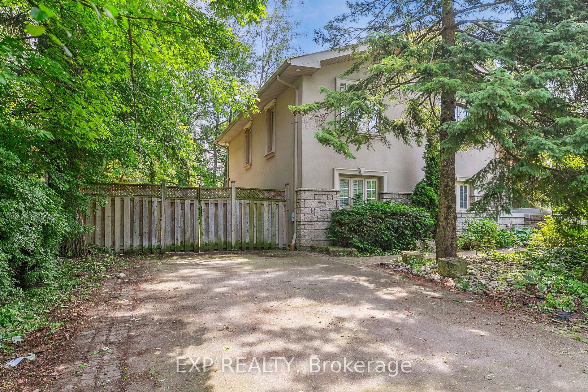 1572 KNARESWOOD Dr