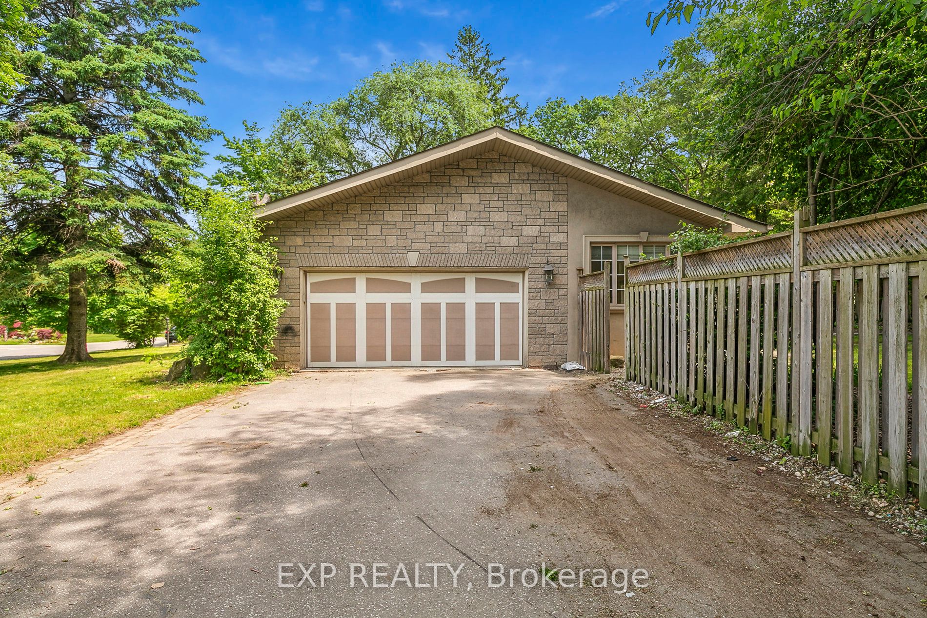 1572 KNARESWOOD Dr