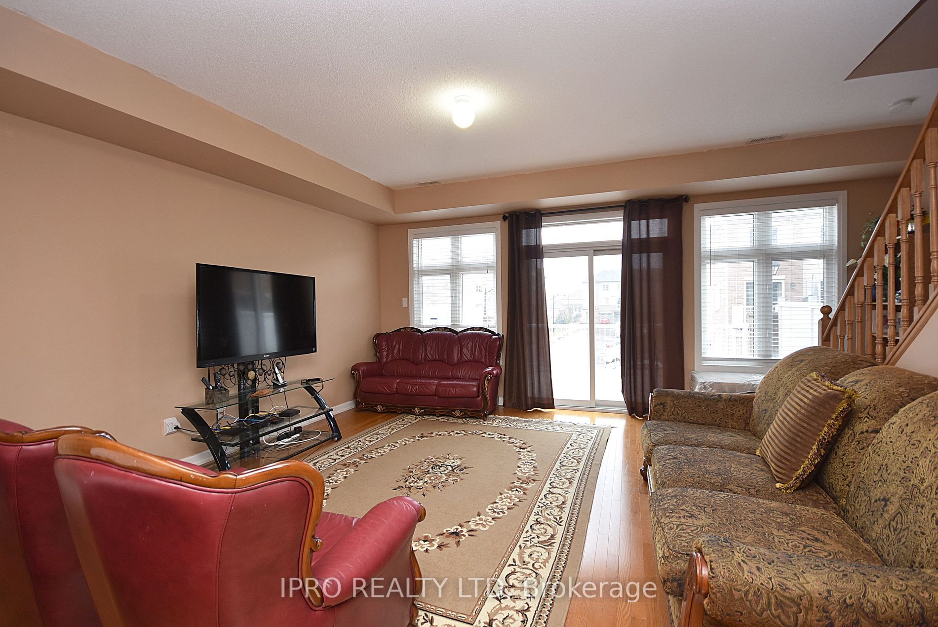 1272 Main Street E