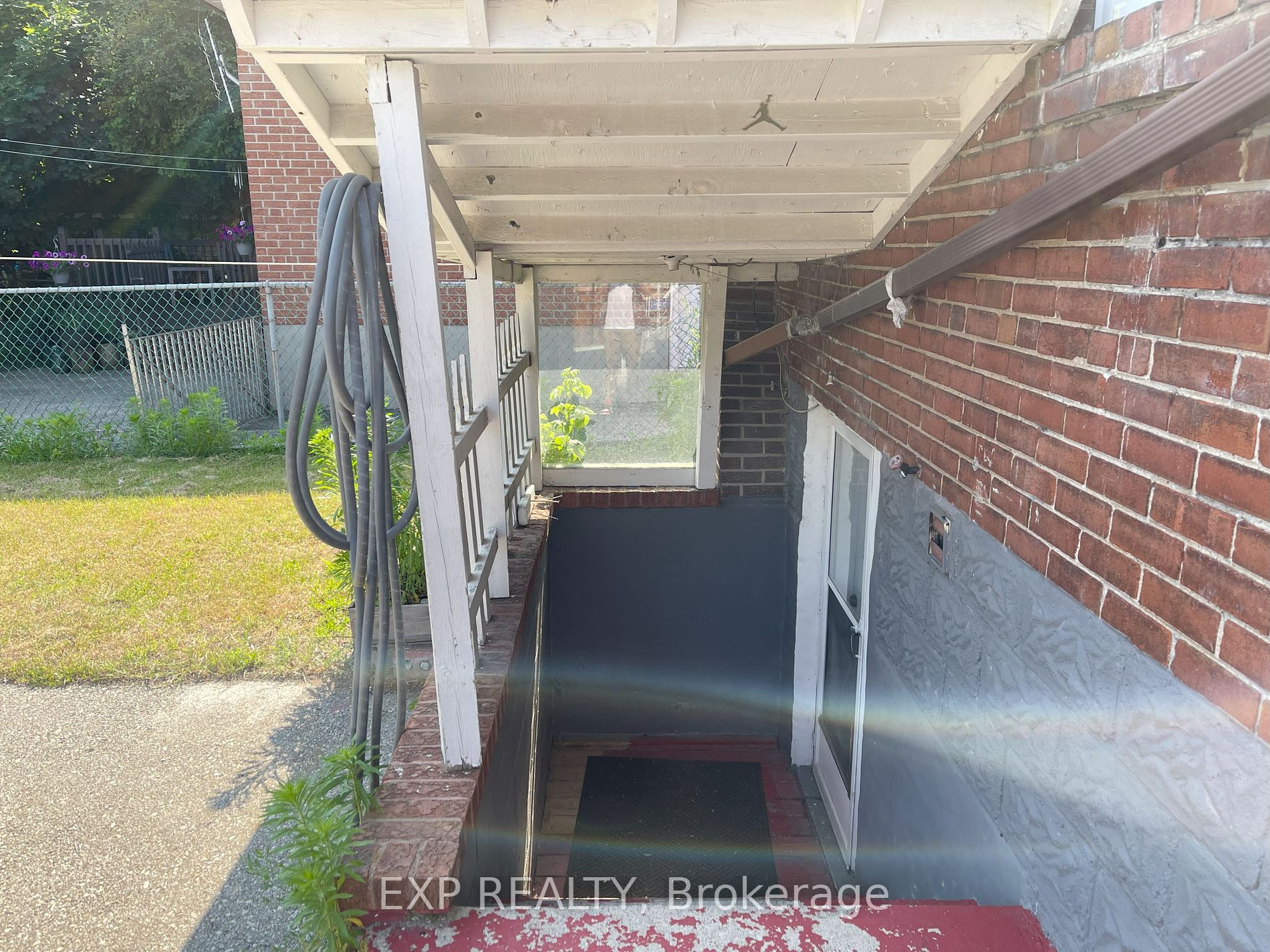 125 Foxwell St