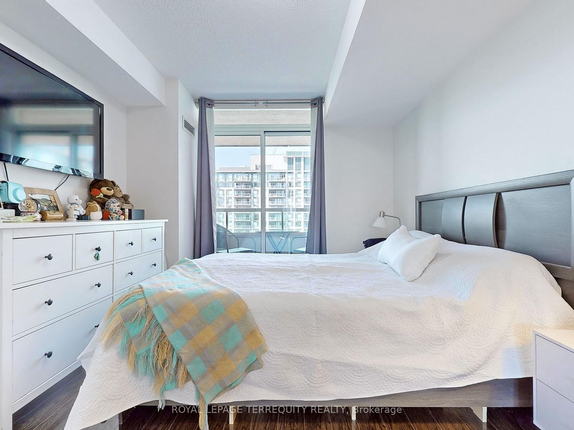 335 Rathburn Rd W, #2202