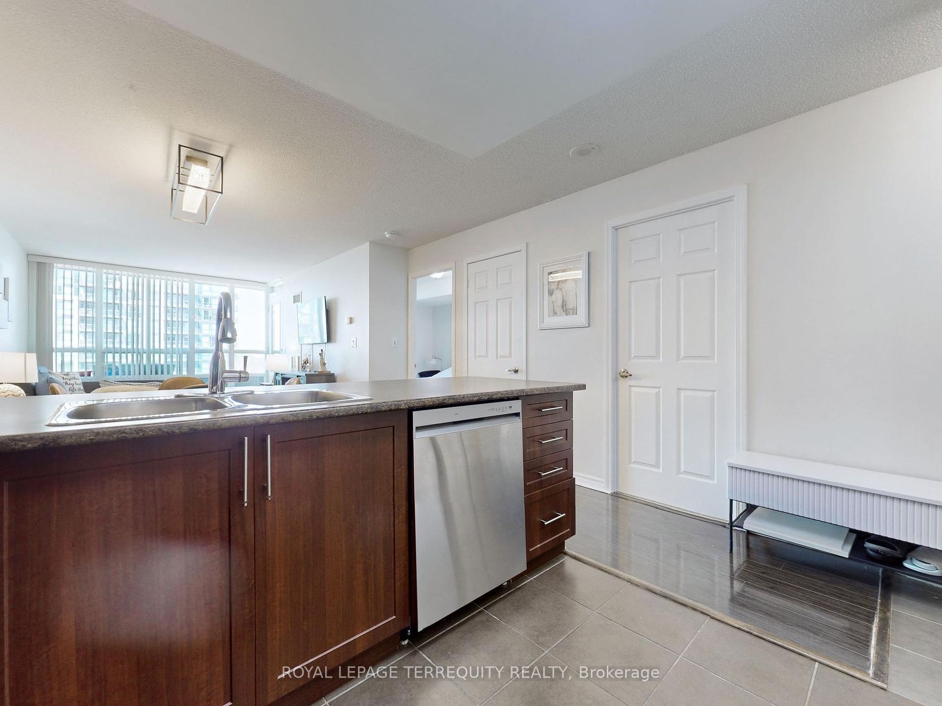 335 Rathburn Rd W, #2202