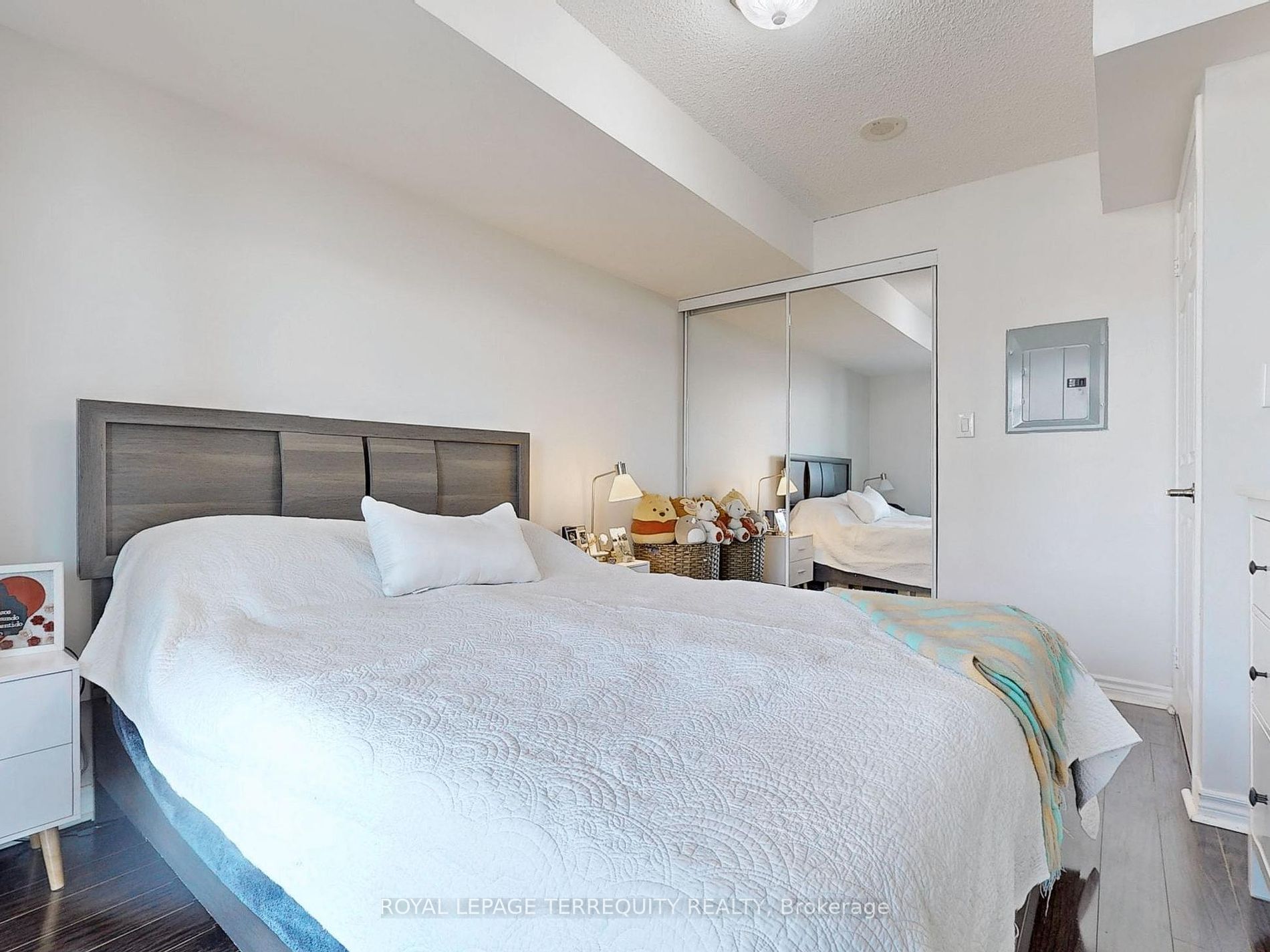 335 Rathburn Rd W, #2202